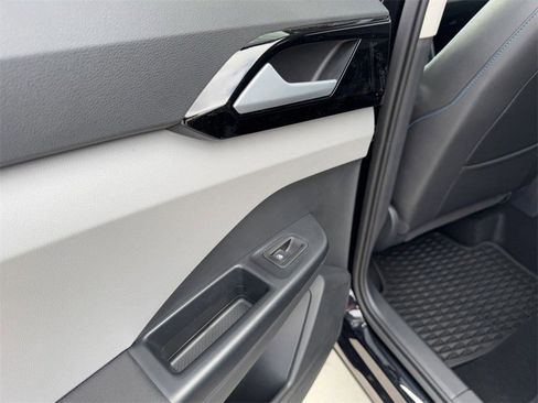 New 2024 Volkswagen Taos SE image 17