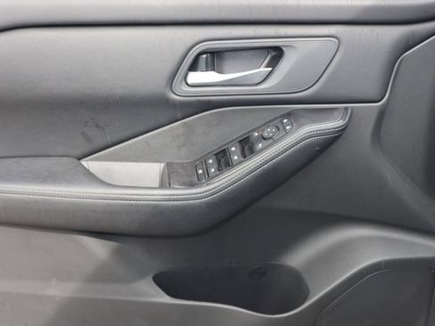 Certified 2025 Nissan Rogue SV AWD/4WD image 19