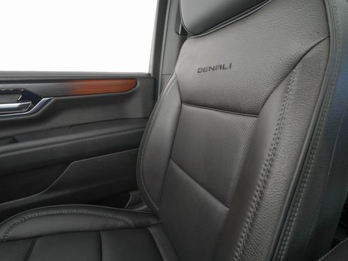 Used 2026 GMC Yukon Denali w/ Advanced Technology Package image 30