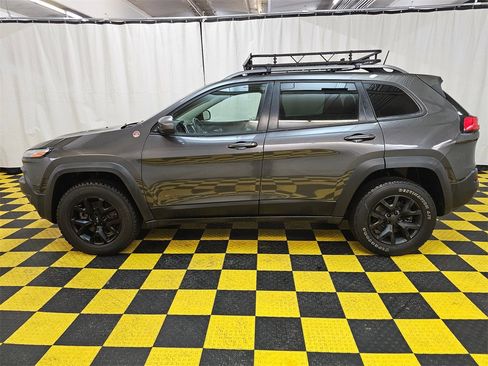 Used 2017 Jeep Cherokee Trailhawk image 6