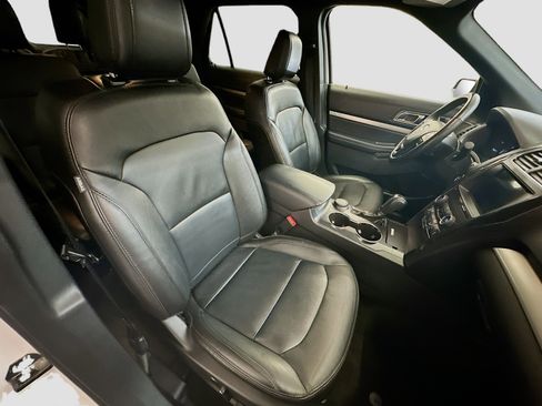 Used 2018 Ford Explorer XLT w/ Equipment Group 202A AWD/4WD image 33