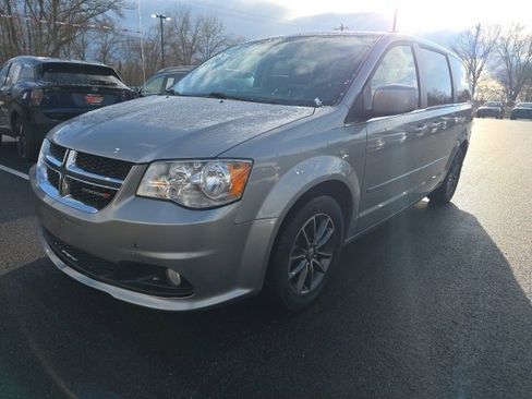 Used 2017 Dodge Grand Caravan SXT image 3