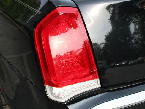 Used 2018 Chrysler 300 Limited image 22