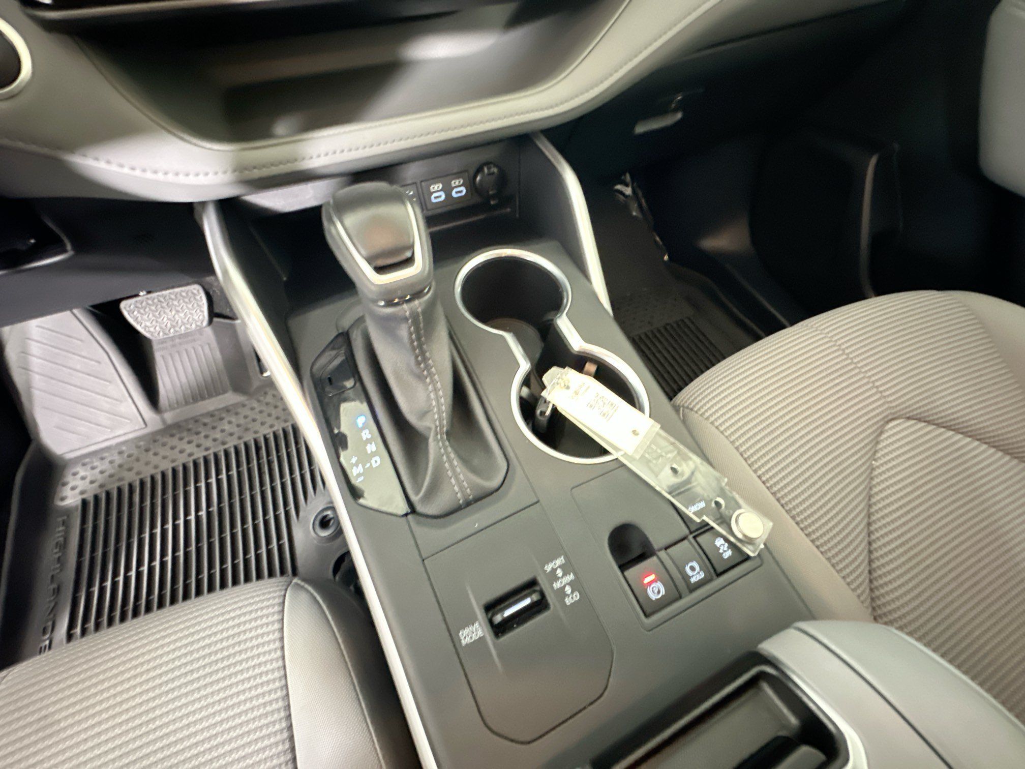 Used 2025 Toyota Highlander LE FWD image 22