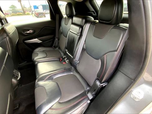 Used 2017 Jeep Cherokee Trailhawk image 19