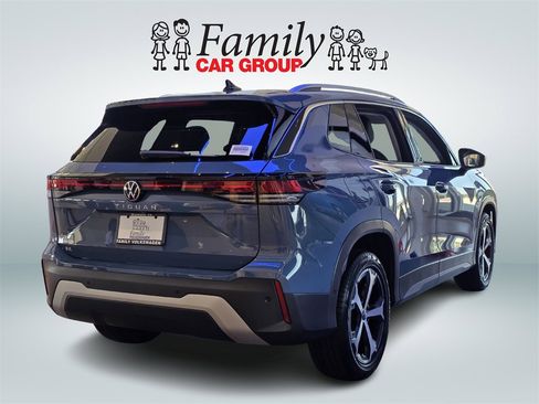 New 2025 Volkswagen Tiguan SE image 8