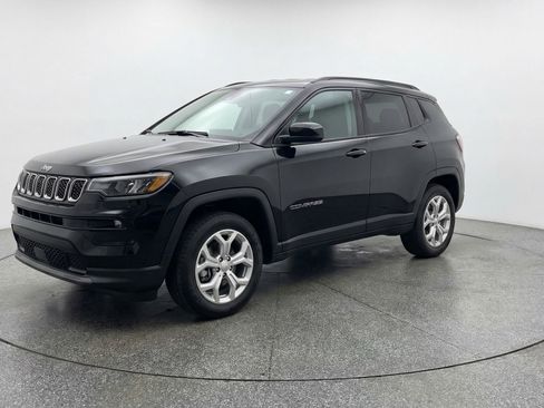 Used 2025 Jeep Compass Latitude AWD/4WD image 3