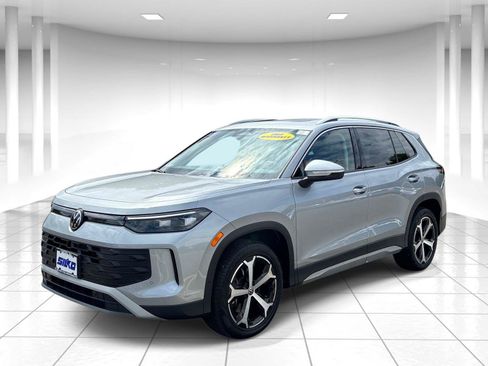 Used 2026 Volkswagen Tiguan SE w/ Panoramic Sunroof Package AWD/4WD image 3