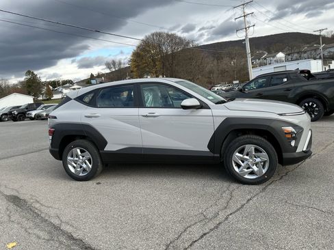 New 2026 Hyundai Kona SE image 2