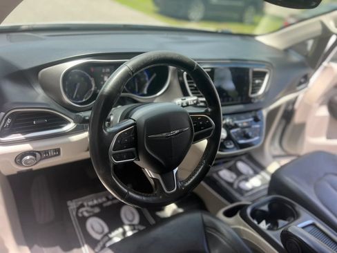 Used 2020 Chrysler Pacifica Touring-L Plus FWD image 9