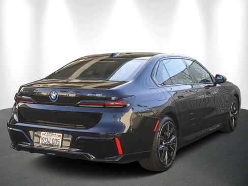 Used 2025 BMW i7 xDrive60 w/ Premium Package image 6