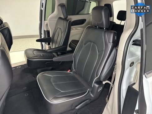 Used 2024 Chrysler Pacifica Limited image 24