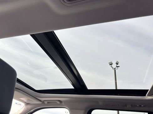 Used 2025 Ford Expedition Platinum image 23