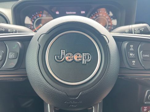 Used 2024 Jeep Gladiator Sport AWD/4WD image 5