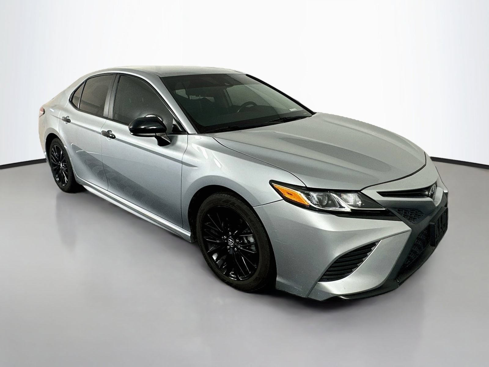 Used 2020 Toyota Camry SE FWD image 1
