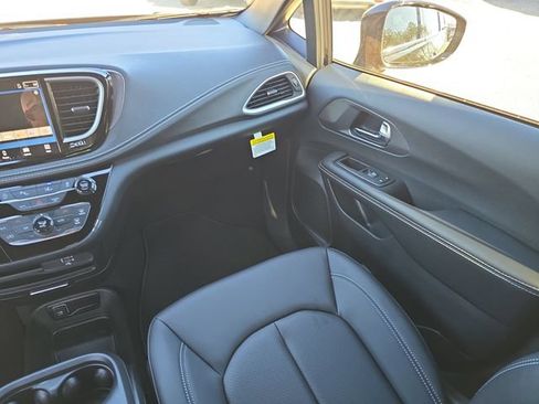 New 2026 Chrysler Pacifica Select w/ S Appearance Package FWD image 12