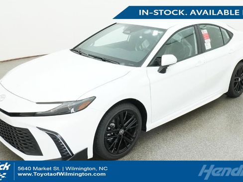 New 2026 Toyota Camry SE FWD image 1