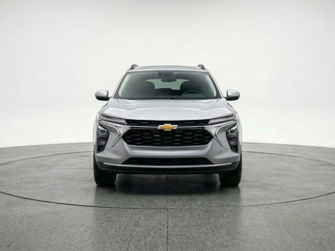 Used 2025 Chevrolet Trax LT FWD image 2