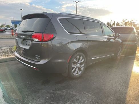 Used 2017 Chrysler Pacifica Limited w/ UConnect Theater Package FWD image 4