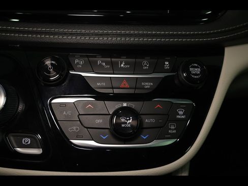 Used 2022 Chrysler Pacifica Limited image 18