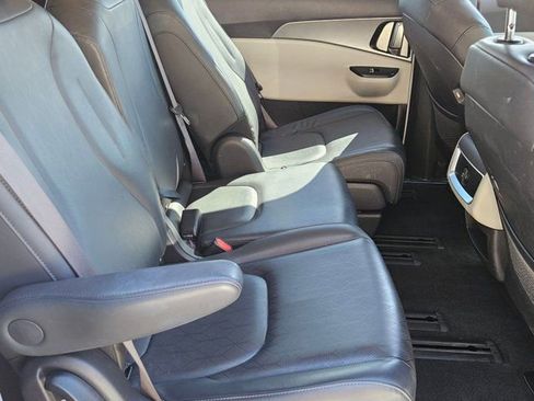 Used 2024 Kia Carnival LX image 27