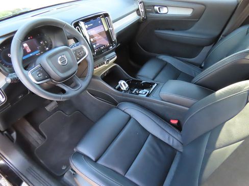 Used 2023 Volvo XC40 B5 Ultimate w/ Protection Package Premier image 2