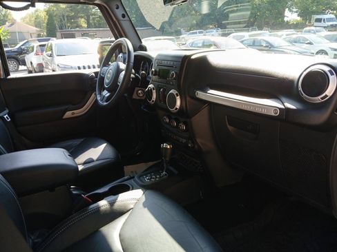 Used 2014 Jeep Wrangler Unlimited Rubicon w/ Connectivity Group AWD/4WD image 16