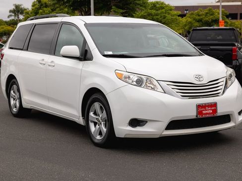 Used 2017 Toyota Sienna LE FWD image 3