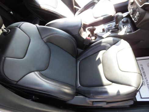 Used 2019 Jeep Cherokee Latitude Plus w/ Cold Weather Group image 22