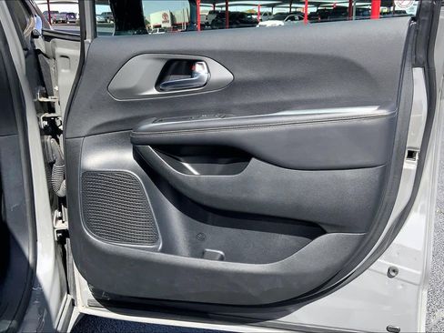 Used 2025 Chrysler Pacifica Select image 23