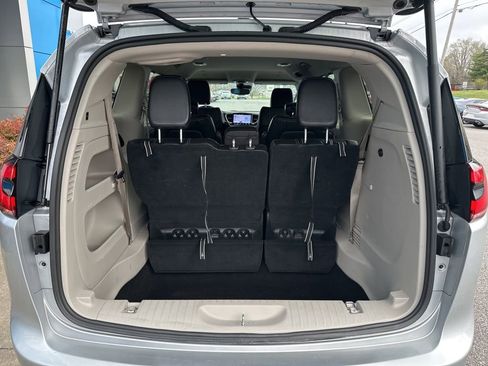 Used 2024 Chrysler Pacifica Touring-L FWD image 11