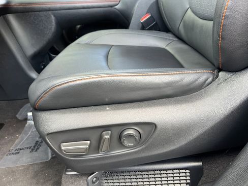 Used 2022 Toyota Sienna XSE image 17