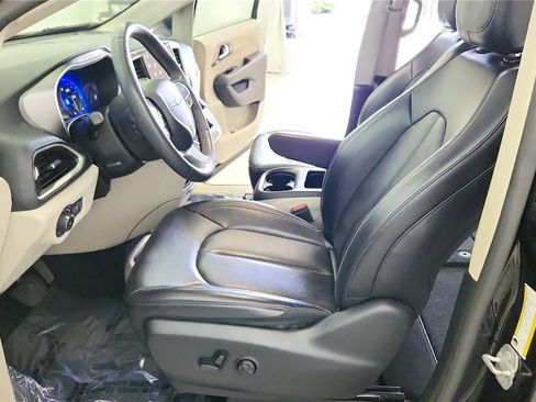 Used 2023 Chrysler Pacifica Touring-L FWD image 24