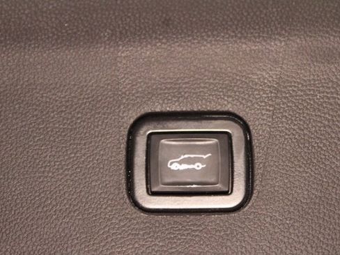 Used 2020 Buick Enclave Essence image 18