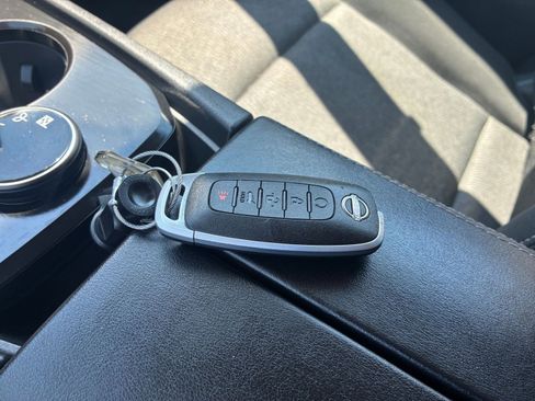 Used 2025 Nissan Rogue SV AWD/4WD image 21