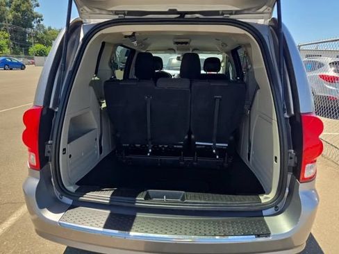 Used 2018 Dodge Grand Caravan SE w/ UConnect Hands-Free Group FWD image 11