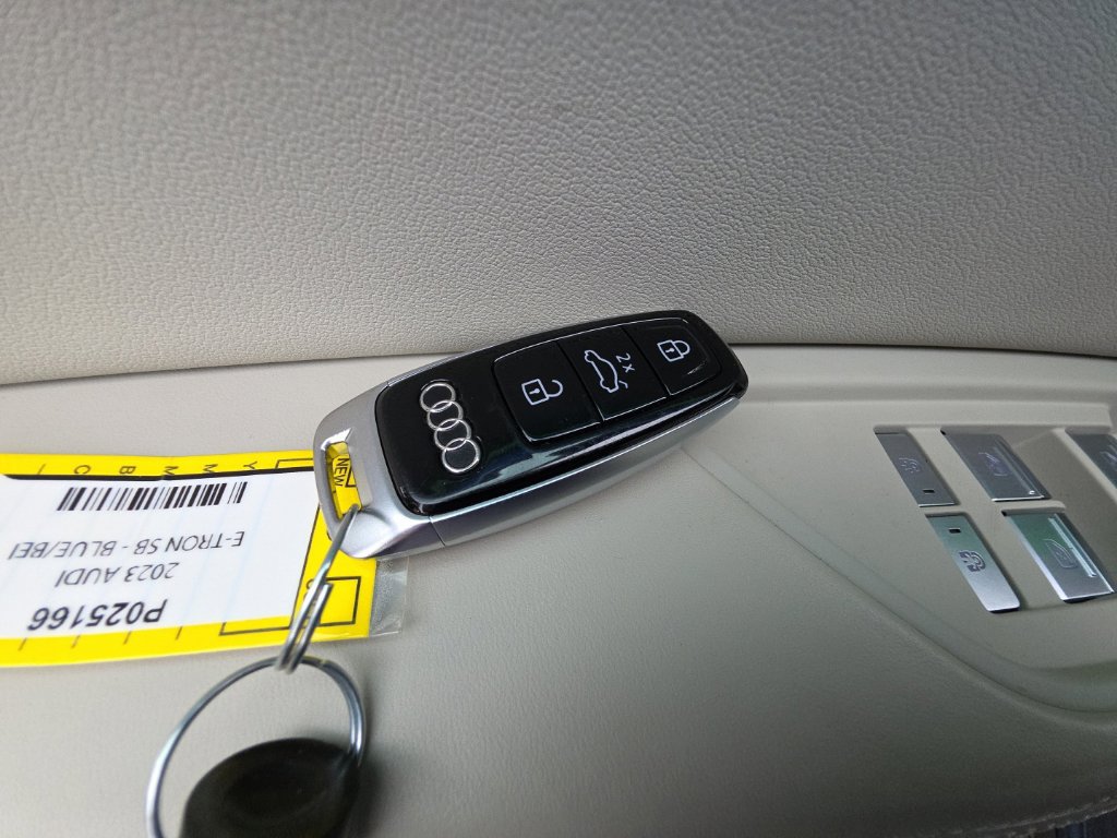 Used 2023 Audi e-tron Prestige w/ Prestige Package AWD/4WD image 26
