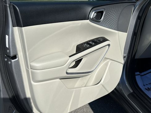 Used 2022 Kia Soul LX image 9