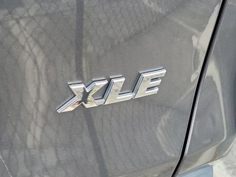 Used 2021 Toyota RAV4 XLE w/ Convenience Package FWD image 5