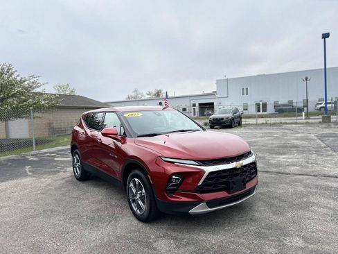 Used 2025 Chevrolet Blazer LT AWD/4WD image 3