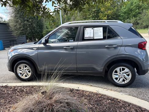 Used 2020 Hyundai Venue SEL FWD image 6