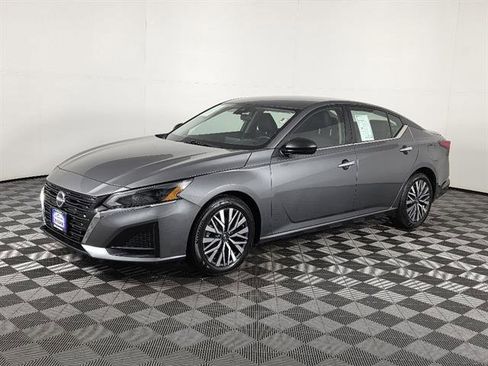 Used 2024 Nissan Altima 2.5 SV FWD image 9