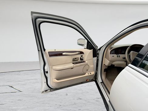 Used 2007 Lincoln Town Car Signature Limited RWD image 11