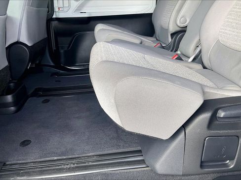 Used 2025 Toyota Sienna LE FWD image 17
