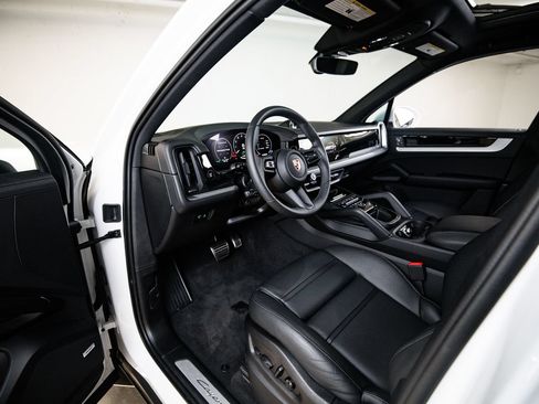 Used 2026 Porsche Cayenne E-Hybrid AWD/4WD image 3