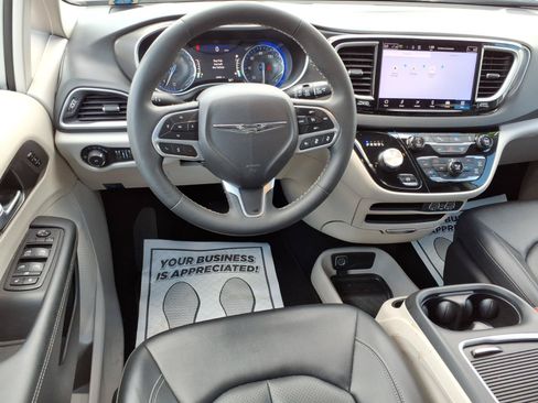 Used 2024 Chrysler Pacifica Touring-L FWD image 12