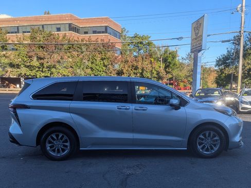 Used 2021 Toyota Sienna XLE image 6