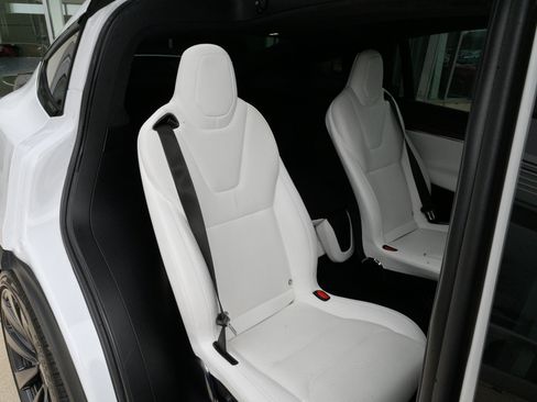 Used 2022 Tesla Model X image 43