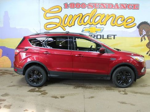 Used 2017 Ford Escape SE w/ Equipment Group 201A image 1