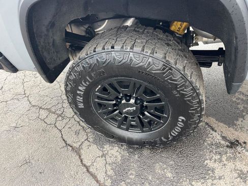 Used 2024 Chevrolet Silverado 2500 ZR2 w/ Technology Package image 32